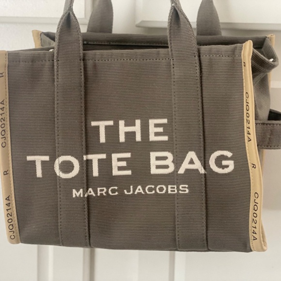 Marc Jacob’s Jacquard Medium Tote Bag - MEDIUM - Picture 2 of 10